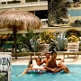 Erster Flugurlaub<br />Hotel Half Moon Beach Barbados<br />5.7.-26.7.1980<br />Preis für 3 Wochen inkl. Flug ab Luxemburg: 1.797 DM<br />durchschnittlicher Dollarkurs in €: 1,09<br /><br />Zweiter Urlaub, zweiter Flug, selbes Hotel<br />1.8.-22.8.1981<br />Preis für 3 Wochen inkl. Flug ab Luxemburg: 2.163 DM<br /><br />durchschnittlicher Dollarkurs in €: 0,79