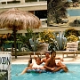 Erster Flugurlaub<br />5.7.-26.7.1980 - Hotel Half Moon Beach Barbados<br />Preis für 3 Wochen inkl. Flug ab Luxemburg: 1.797 DM<br />durchschnittlicher Dollarkurs in €: 1,09<br /><br />Zweiter Urlaub, zweiter Flug, selbes Hotel<br />1.8.-22.8.1981<br />Preis für 3 Wochen inkl. Flug ab Luxemburg: 2.163 DM<br /><br />durchschnittlicher Dollarkurs in €: 0,79
