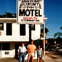12.1.1989 - Yahweh Economy Inn Motel - Miami<br />44,39 $ = 83,33 DM<br />eine Nacht auf dem Weg von der dominikanischen Republik nach Amsterdam<br />Solche kurzen Hosen durfte man damals auch als Hetero tragen.....