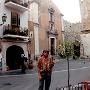 28.4.-5.5.1990 - Hotel Corona - Taormina/Sizilien<br />1 Woche ÜF im 1/2 Doppelzimmer = 479.- DM im Fortuna Hotel<br />Im Bild ist nicht das Hotel sondern die Innenstadt von Taormina zu sehen - plus ich in langer Hose....