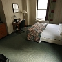 15.8.2009 - Red Roof Inn Downtown - Chicago, IL<br />71,89 $ = 52,49 € - Priceline-Zimmer<br /><br />Neben einem Krankenhaus mit Notfallaufnahme - und die amerikanischen Ambulancecars sind wegen ihrer Lautstärke berühmt. Da bleibt kein Ohr trocken, auch nicht im 10. Stock. Ohrstöpsel rein und Klimanlage an, sonst macht man kein Auge zu.....<br />Parkgebühren: 39 $