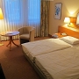 New York & More 2013 mit Uli ab/bis EWR<br />22.5.2013 - Relexa Hotel Airport Düsseldorf-Ratingen ****<br />Zimmer über die Hotelwebseite gebucht, Tarif Park, Sleep & Fly.<br />115 € für 1 Übernachtung und 21 Tage frei parken - Zusatztag 9 €.<br />Nettes Zimmer, aber die Matrazen sind - speziell im Vergleich mit den amerikanischen - unterer Durchschnitt.