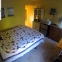 16.8.2017 - Morton House Inn Bed & Breakfast - Liverpool/Nova Scotia<br />92 CAD/61,61 € - über expedia mit 12% Cashback gebucht. 92 CAD<br />Tolles Haus mit alten Möbeln und wunderschön eingerichteten Zimmern, dazu eine Bibliothek. Ich wohne im “Gesindehaus”, neben mir die durchgehend rauchenden und hustenden Flodders. Keine Ahnung was die hier machen, sind vielleicht die Putzfrau samt Familie oder so. Naja, Fenster zu, Stöpsel in die Ohren und weg bin ich. Toller Fernseher....