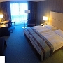 5.6.2018<br />Hotel Maritim - Düsseldorf Airport - Zimmer 776<br />62,55 € für 1 Nacht, von Priceline zugewiesen<br />Das Zimmer ist ein Upgrade, weil alle "normalen" schon besetzt waren. Ich habe aber nicht entdecken können worin dieses Upgrade begründet sein könnte, ausser dass im Bad ein Bidet war. <br /><br />Nachträglich habe ich dann folgendes entdeckt:<br />Verbringen Sie Ihren Aufenthalt in einem<br />unserer eleganten Superior Zimmer<br />auf der 7. Etage des Hotels. Genießen Sie während Ihres Aufenthaltes Softgetränke, Bier, Wein und Snacks frei aus der Minibar.<br />Hätte ich das gewusst hätte ich mich sinnlos besoffen, oder auch nicht....