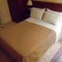 16.8.2022 - Hotel Bretagne - Korfu<br />nur 200 Meter vom örtlichen Flughafen entfernt, deshalb für Spotter gut geeignet. Allerdings nur, wenn man mit Proppen in den Ohren schläft, sonst macht man wohl kein Auge zu durch die Straße direkt vor der Haustür und dem auch nächtlichen Fluglärm. Aber warum sollte man am Flughafen länger als eine Nacht bleiben?<br />76 € für ein Einzelzimmer, gebucht bei Expedia