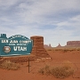 Namensbedeutung: Navajo für Höheres<br />US-Staat seit: 4.1.1896/ Nr. 45<br />"Spitzname": Beehive State<br />Größe: 219 900 qkm<br />Einwohner: 1,8 Mio.<br />Hauptstadt: Salt Lake City<br />Motto: Industry - oder Our Jesus Is Better Than Your Jesus<br />Volker's 6. Staat<br />Uli's 3. Staat<br />Das Schild steht an der Interstate 162, am Monument Valley. <br />Datum: 14.3.2006<br />48x in Utah genächtigt