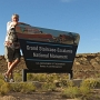 Es liegt in einer der einsamsten Gegenden der USA und ist umgeben von den Nationalparks Bryce Canyon und Capitol Reef, der Glen Canyon Nat. Recreation Area und dem Lake Powell sowie dem Dixie National Forest. Das Grand Staircase–Escalante National Monument beinhaltet eine beeindruckende Vielfalt an spektakulären Naturwundern zwischen Wüste und Hochgebirge.<br />1.10.2015 - an der Cottonwood Canyon Road<br />