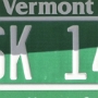 Ursprünglich war Vermont das Heimatgebiet der Indianerstämme der Irokesen, Algonkin und Abenaki-Nation. 1609 erklärte der französische Entdecker Samuel de Champlain die Umgebung des heutigen Lake Champlain angesichts der ihn umgebenden Berge als "Les Verts Monts" (Green Mountains, Grüne Berge), was später zum heutigen Namen anglisiert wurde.<br />Der Vertrag von Paris, der 1763 den Franzosen- und Indianerkrieg beendete, teilte das Gebiet zunächst den Briten zu. Teile der Region wurden zu verschiedenen Zeiten durch die Kolonien beziehungsweise die späteren Staaten New York und New Hampshire kontrolliert.