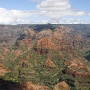 Der Waimea Canyon zerfällt in drei Bereiche: den Poomau Canyon im Norden, den Koaie Canyon in der Mitte und den Waialeale Canyon im Süden. Am Waimea Canyon Lookout, dem ersten offiziellen Aussichtspunkt entlang der Panoramastraße, drängeln sich die Touristen auf zwei Terrassen, blicken aus 951 Meter und 871 Höhe auf den Talboden und die zerfurchten Hänge und versuchen, die wilden Ziegen zu füttern, die abseits von Felsvorsprüngen auf die Besucher hinab äugen. <br />