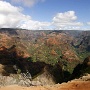 Zum Landesinnern hin geht der Waimea Canyon in den 1878 Hektar große Kokee-Naturpark über, einem typisch hawaiianischen Wald mit Ohia- und Kukui-, wild wachsenden Guaven- und Mangobäumen, Lianen und Orchideen. Mitten im Bergwald liegt die Kanaloahuluhulu-Wiese. Alljährlich im Mai wird hier mit Hula-Tänzen und Theater das historische Eo E Emalanai I Alakai-Festival zu Ehren der hawaiianischen Königin Emma gefeiert. 