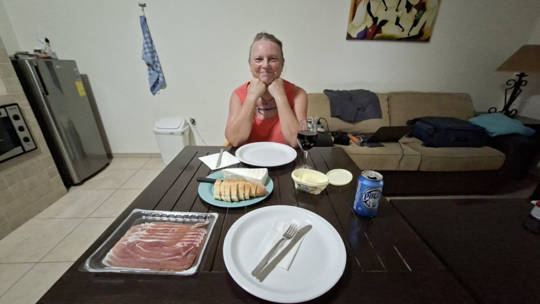 Baguette, Camembert und Schinken sowie Bier und Rotwein.