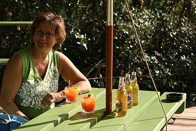 3 Frauen, 2 Cocktails. Wer trinkt das 3. Bier ???