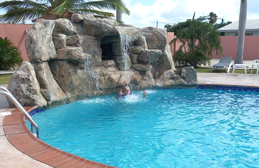 verbachte den Rest des Tages im Pool