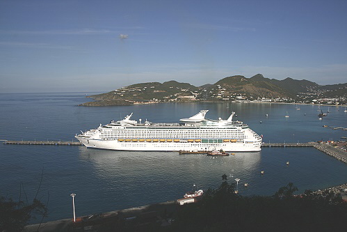 Die Adventure of the Seas liegt bereits im Hafen Die Adventure of the Seas liegt bereits im Hafen