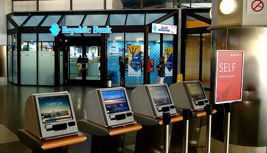 Geldautomat in der Abflughalle des Grantley Adams Airports auf Barbados