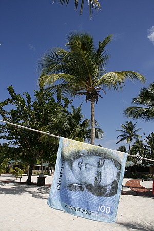 Denn das Ganze hatte auch sie eine ganze Stange Geld gekostet. Denn das Ganze hatte auch sie eine ganze Stange Geld gekostet.