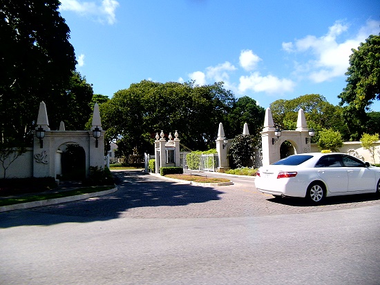 Einfahrt zum Hotel Sandy Lane