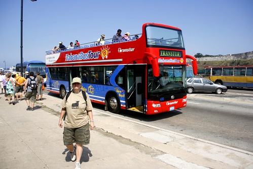 Doppeldecker- und Reisebusse für die Touristen