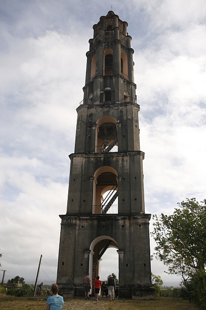 Torre Iznaga - früher der höchste Turm Cubas. Von oben wurde beobachtet, ob die Sklaven auf den umliegenden Feldern auch  arbeiteten.