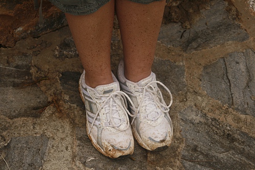 sommerprossige Beine und dreckige Schuhe