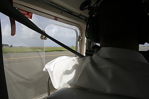 Auf dem Weg zum Start hat Mitch, der Pilot, noch seinen Arm aus dem Fenster....