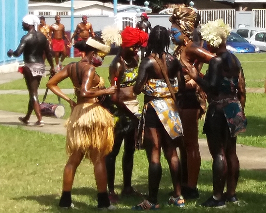 Carnaval in Sainte Marie - alle tragen knappe rote Kleidung und manche Kopfschmuck