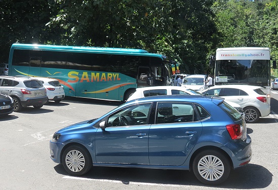 Cascade aux Ècrevisses - Reisebusse mit deutschen Touristen
