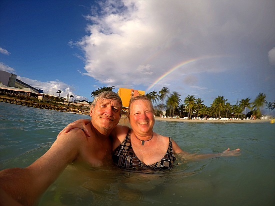 und dann ins Wasser, schwimmen mit Regenbogen und dann ins Wasser, schwimmen mit Regenbogen