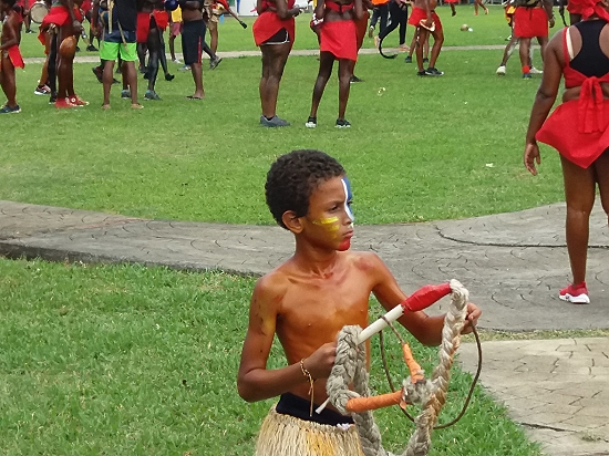Carnaval in Sainte Marie - die Jungs tragen alle eine aus „Hanf“ geflochtene Peitsche