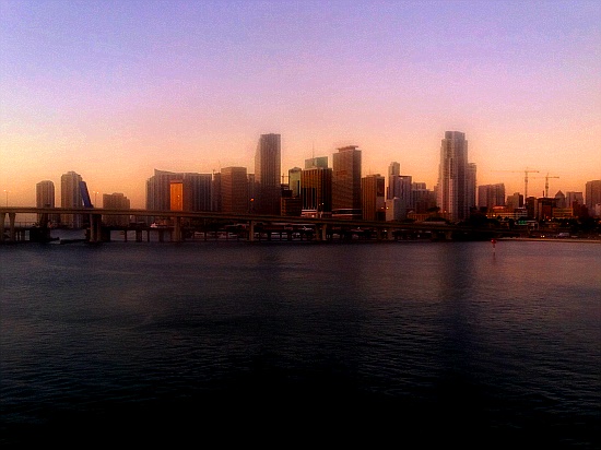 Port of Miami kurz vor Sonnenaufgang Port of Miami kurz vor Sonnenaufgang