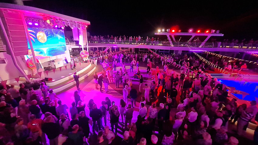 Abendshow aauf der Mein Schiff 2