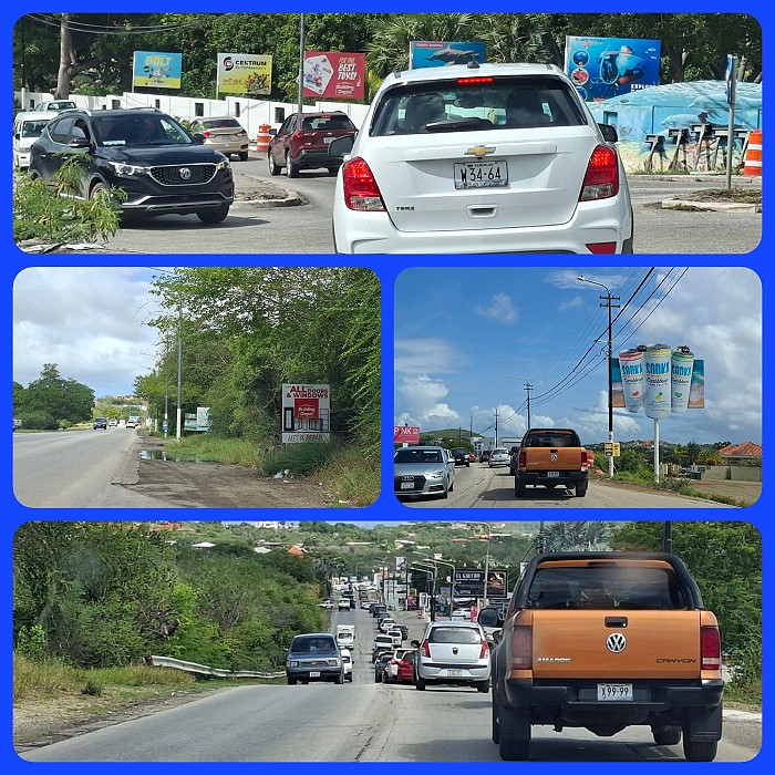 An den Stra�enr�ndern steht eine Werbetafel neben der n�chsten