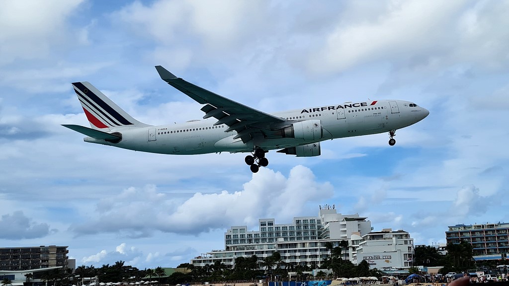 Maho Beach - Sint Maarten Air France Airbus A330-203