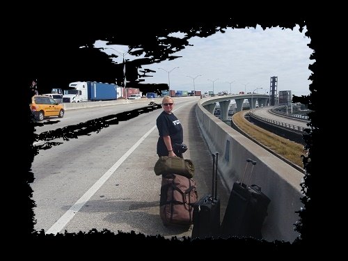 Uns ne gute halbe Stunde mit vollem Gepck ber eine Hochbrcke mit vierspurigem Verkehr laufen zu lassen