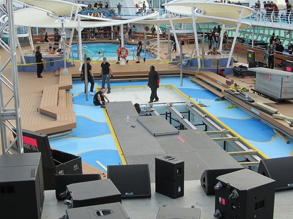 Der Pool wird abgedeckt, die Bhne aufgebaut