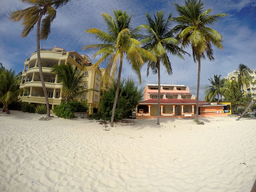 White Sands. Die ehemalige Beach Bar ist weg, das daneben liegende Salt Ash ist mittlewrweile auch abgerissen