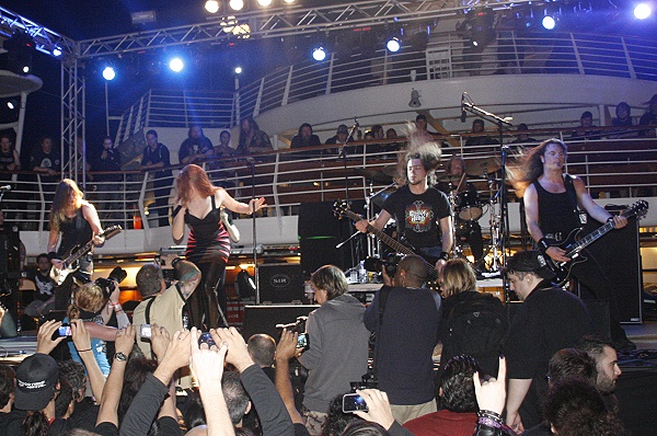 Epica - 8 - 9 PM am Pool Epica - 8 - 9 PM am Pool
