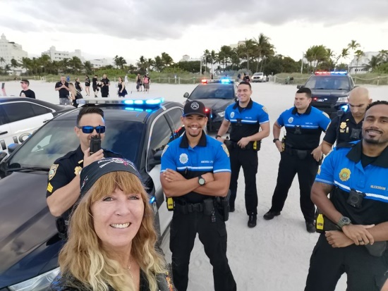 Antje und die netten Jungs von der örtlichen Polizei Antje und die netten Jungs von der örtlichen Polizei