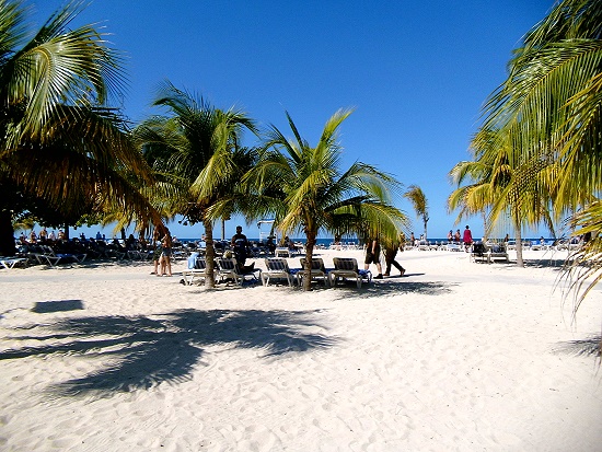 komische Gedanken an karibischem Strand komische Gedanken an karibischem Strand