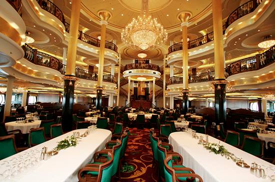 Liberty of the Seas - Michelangelo Dining Room - geht über 3 Etagen Liberty of the Seas - Michelangelo Dining Room - geht über 3 Etagen