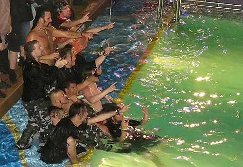die schon traditionell am Ende ihres zweiten Konzerts allesamt im Pool landen die schon traditionell am Ende ihres zweiten Konzerts allesamt im Pool landen