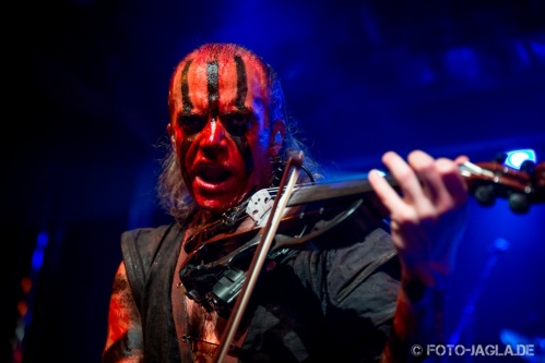 Olli Vänskä von Turisas brachte uns den Unterschied zur Gitarre bei Olli Vänskä von Turisas brachte uns den Unterschied zur Gitarre bei