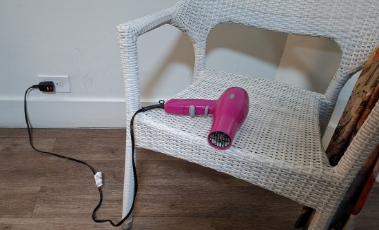 Geheizt wird mit einem geliehenen Föhn. Geheizt wird mit einem geliehenen Föhn.