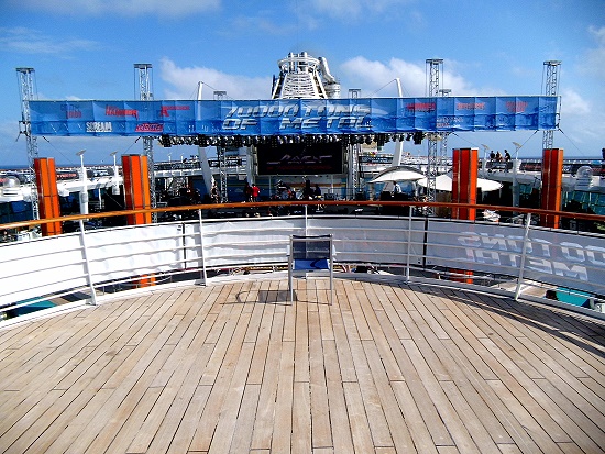 Ein Schiff. Mitten auf dem Ozean.