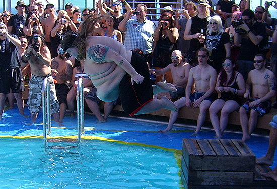 Rob - der Gewinner des Bauchplatscherwettbewerbes. Mit wasserdichter Kopfcamera .....