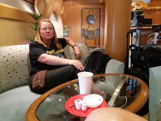 können in der Champagner Lounge noch bequem bei einem Kaffee auf den letzten Rauswurf warten können in der Champagner Lounge noch bequem bei einem Kaffee auf den letzten Rauswurf warten