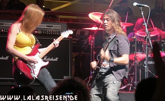 70.000 Tons of Metal 2013 - Angra mit Courtney Cox von den Iron Maidens