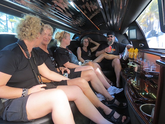Im 6-Personen-Taxi zum Hafen Im 6-Personen-Taxi zum Hafen