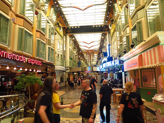 Liberty of the Seas - Promenade auf Deck 5 Liberty of the Seas - Promenade auf Deck 5