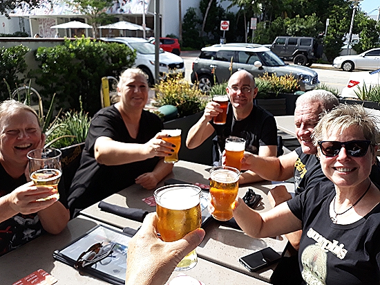 Aber vorher gehen wir noch ein Bierchen trinken. Aber vorher gehen wir noch ein Bierchen trinken.